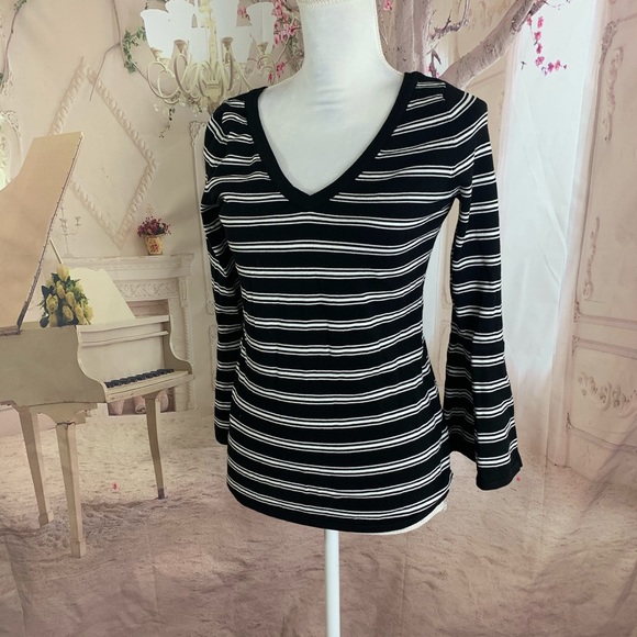 White House Black Market Tops - NEW WHBM Long sleeve V Neck Stripe
